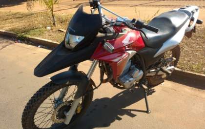 PM localiza homem que furtou moto, e prende dois comparsas por receptação