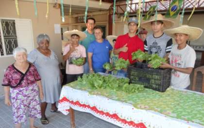 Jovens Agricultores do futuro doam verduras para Asilo Betel