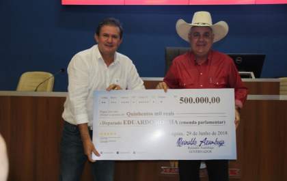 Eduardo Rocha entrega cheque de R$ 500 mil para Guerreiro e diz que seu gabinete é uma extensão da Prefeitura de TL