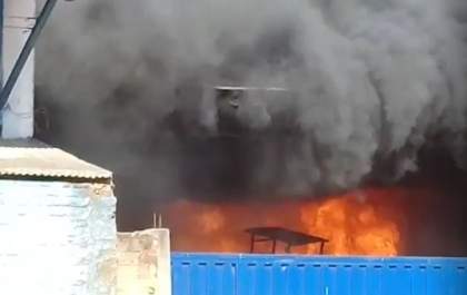 Bombeiros utilizam 25 mil litros de água para combater incêndio em fábrica de plástico