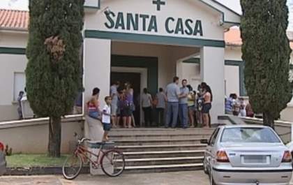Médicos suspendem atendimento na Santa Casa de Guararapes por atraso salarial