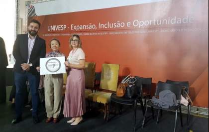 Tamiko assina convênio da Universidade Virtual em Andradina