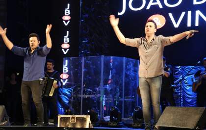 Show de João Bosco e Vinicius comemorou 81 anos de Andradina