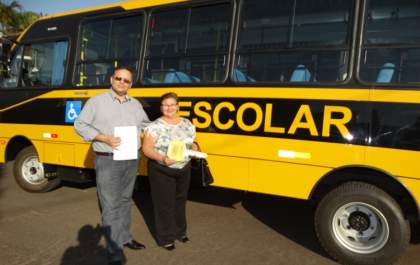 Prefeita Fátima Nascimento recebe mais 2 ônibus para Educação