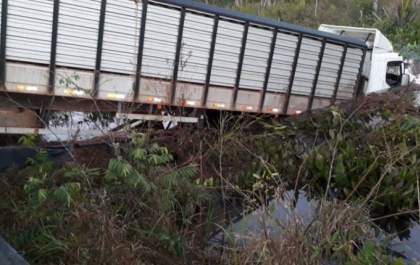 Motorista perde o controle da direção e carreta entra em açude às margens de rodovia