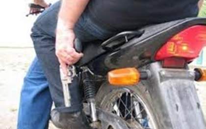 Dupla em moto atira diversas vezes e deixa dois homens feridos