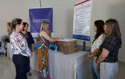 Assistência entrega computadores à Educação para controle de frequência de alunos do Bolsa Família