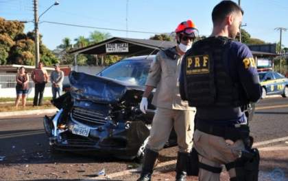 Colisão entre Ford Ka e carreta fere motorista, esposa e filha na BR-163