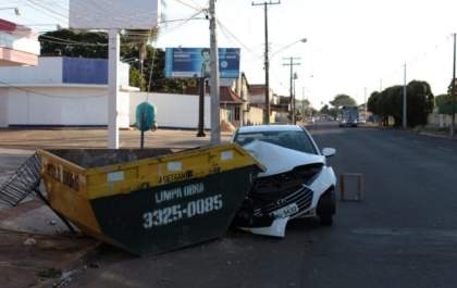 Carro é abandonado após acidente com caçamba na Capital