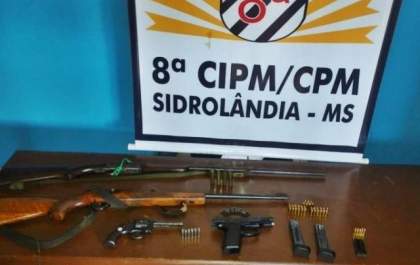 Após causar acidente e ameaçar vítima, idoso é preso com armas e munições