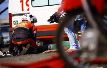 Motorista fecha e derruba ‘motoqueiros’ na Capital