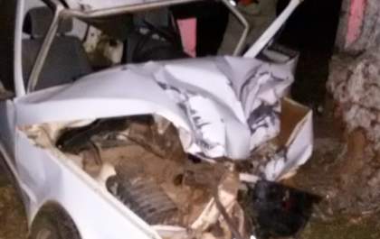 Homem fica preso às ferragens após colidir carro em árvore