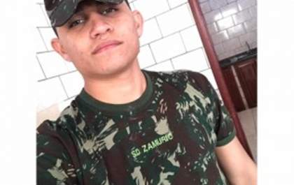 Jovem militar do exército morre ao colidir moto em poste