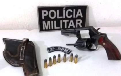 Jovem é preso com munições e revólver em conveniência de Água Clara