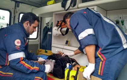 Mulher fica ferida em acidente entre bicicleta elétrica e carro