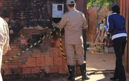 Tragédia familiar: casa com 7 crianças pega fogo e bebê de 9 meses fica ferido