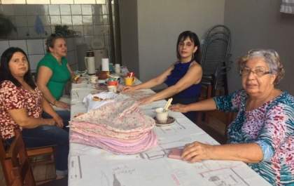 Cláudia venceu o câncer e faz corações que aliviam a dor de quem retirou a mama