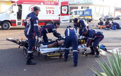 Motociclistas ficam gravemente feridos em acidente na Clodoaldo Garcia