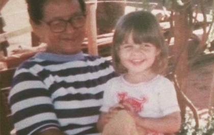 Foto de 1996 é lembrança de Kerolyn e a falta que colo de avó faz até hoje