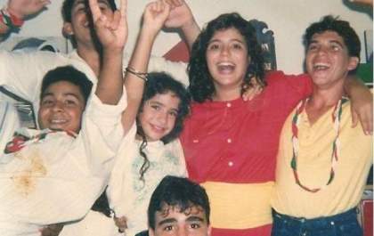 Após 30 anos, amor de adolescência vira casamento e casal ganha família gigante