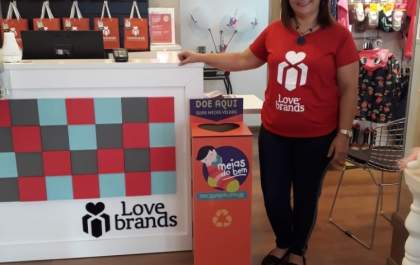 Love Brands arrecada meias usadas para fazer cobertores do bem
