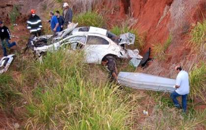 Advogada de 24 anos morre em acidente de trânsito após carro cair em barranco