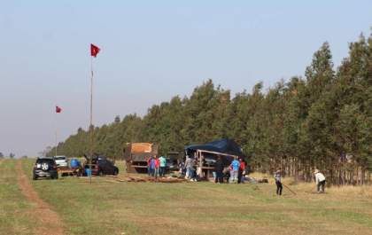 Integrantes do MST armam acampamento em frente de fazenda na região de Nova Andradina
