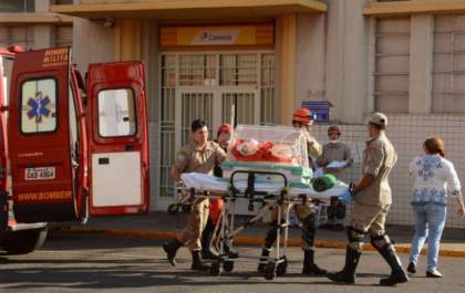 Carro de luxo atinge ambulância que transportava bebê prematuro