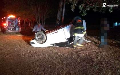 Carro capota com duas pessoas na vicinal Mário Covas em Dracena