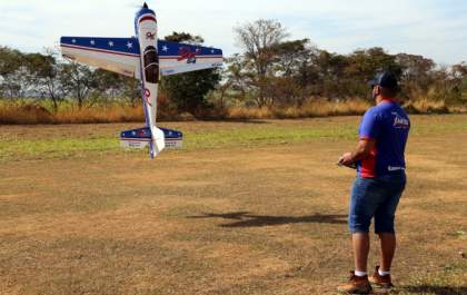 Aeromodelismo mistura esporte e lazer no final de semana