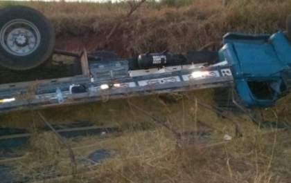 Duas pessoas ficam feridas em capotamento de caminhão