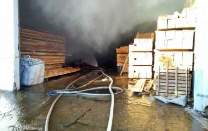 Bombeiros de Três Lagoas combatem incêndio em madeireira