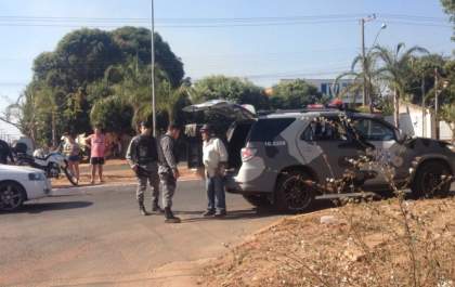 Idoso embriagado tenta atravessar canteiro central na Rosário Congro e colide em veículo