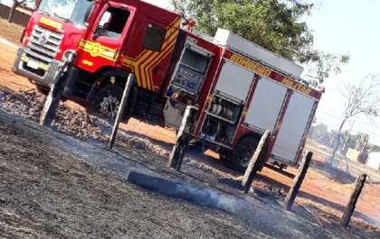 Incêndio em vegetação seca próximo a residência mobilizou o Corpo de Bombeiros