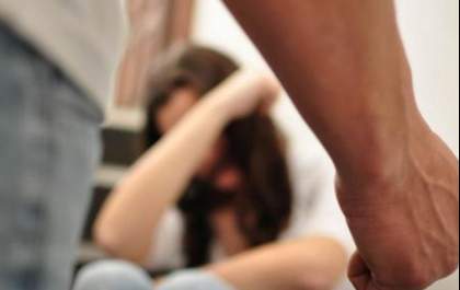 Após invadir casa, homem agride ex-mulher com barra de ferro