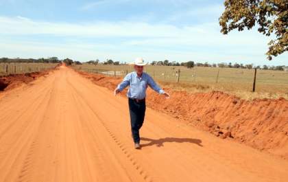 Prefeito Angelo Guerreiro visita obras e recuperação de estradas vicinais no Distrito de Arapuá