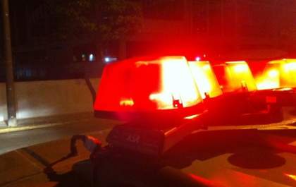 Policial fica pendurado em veículo e por pouco não é arrastado