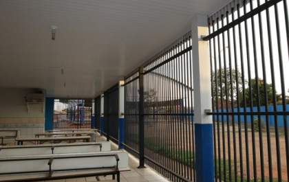 Grade é instalada em escola municipal para evitar vandalismos