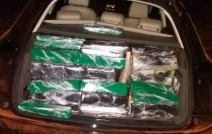 Em carro de luxo, três homens são presos com 390 quilos de maconha