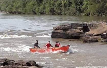 Bombeiros buscam por adolescente que desapareceu ao tentar atravessar rio nadando