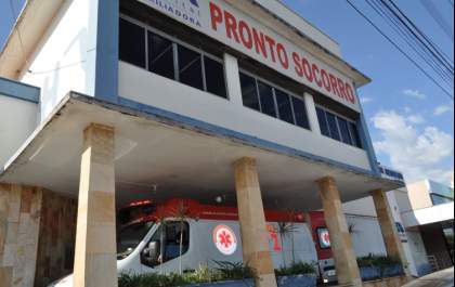 Ciclista é atacado por cães, cai no chão e quebra a perna na Vila Haro