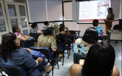 Capacitação sobre higiene e manipulação de alimentos é oferecido a cozinheiras e nutricionistas da REME