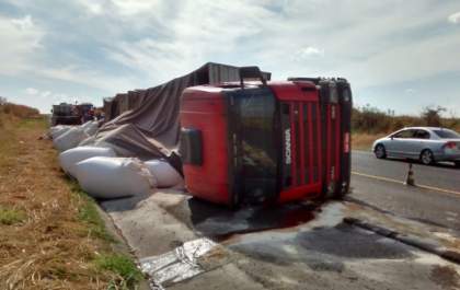 Caminhões se chocam em rodovia e carga fica espalhada na pista