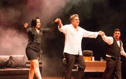Apresentação de comédia teatral faz releitura de best seller em Andradina