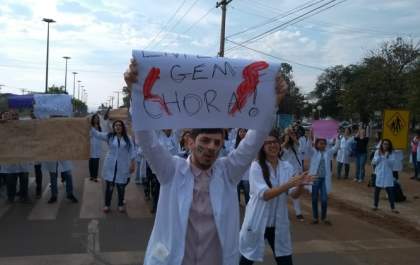AGORA: Alunos da UFMS fazem protesto pacífico em frente ao Campus II
