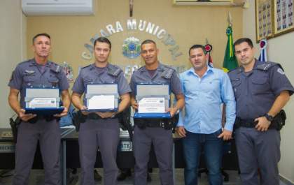 Legislativo de Nova Independência homenageia PMs
