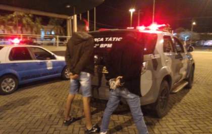 Policia Militar faz abordagens na praça Ramez Tebet