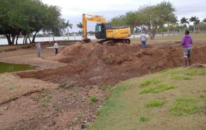 Meio Ambiente e Infraestrutura realizam limpeza de bacia de contensão da Lagoa Maior