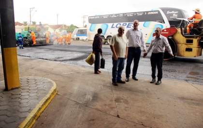 Pátio de acesso à rodoviária recebe recape em Andradina