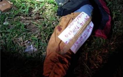 Jovem é assassinado após sequestro e é achado com bilhete colado no corpo